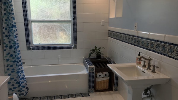 Baño con azulejos mexicanos